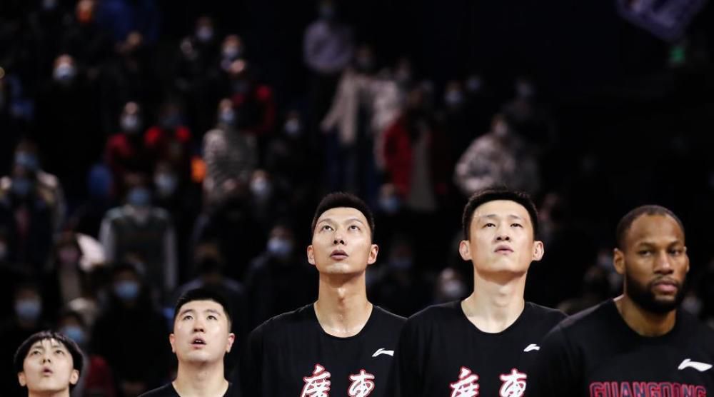 魔改还是经典 2021-12-19 《飞驰人生3》:AI遇上手搓方向盘,谁赢?